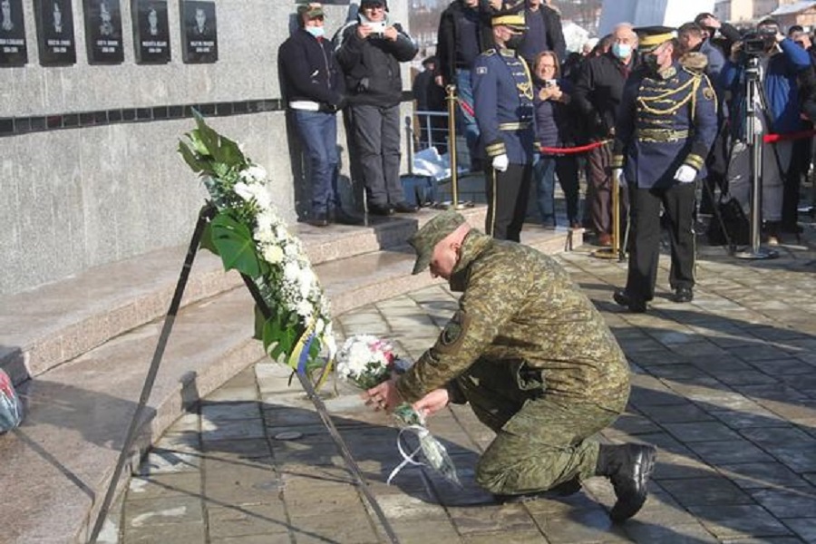 FSK bën homazhe në kompleksin memorial në Reçak