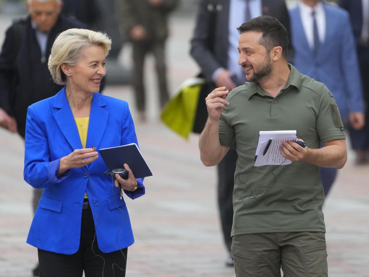 Ukrainian president Volodymyr Zelensky (R) and EU Commission chief Ursula von der Leyen_Kyiv_15 sept 2022_AP_Efrem Lukatsky