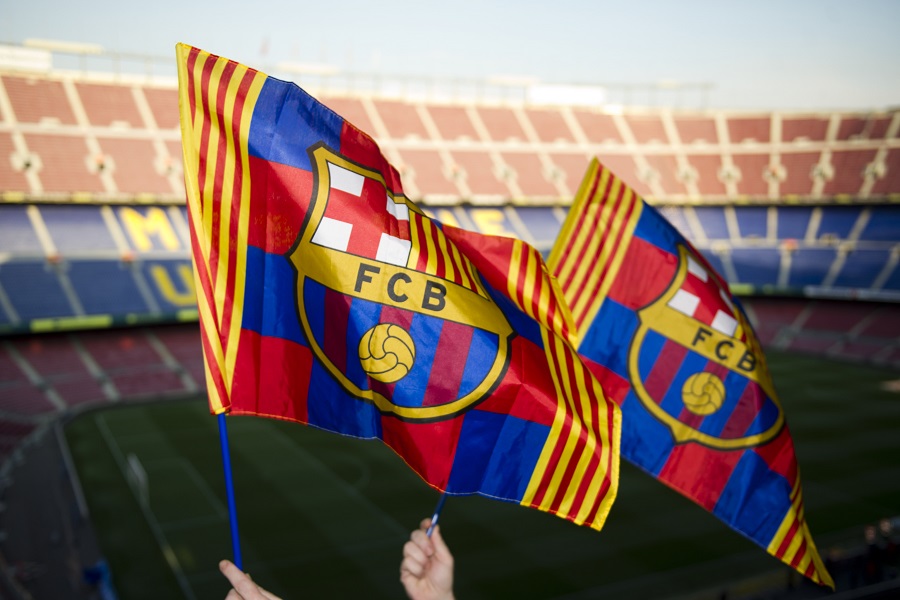 Banderolas de animación en el Camp Nou. (Foto: Álex Caparrós)