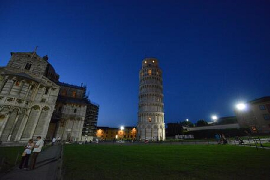 ESTATE: TORRE DI PISA ILLUMINATA