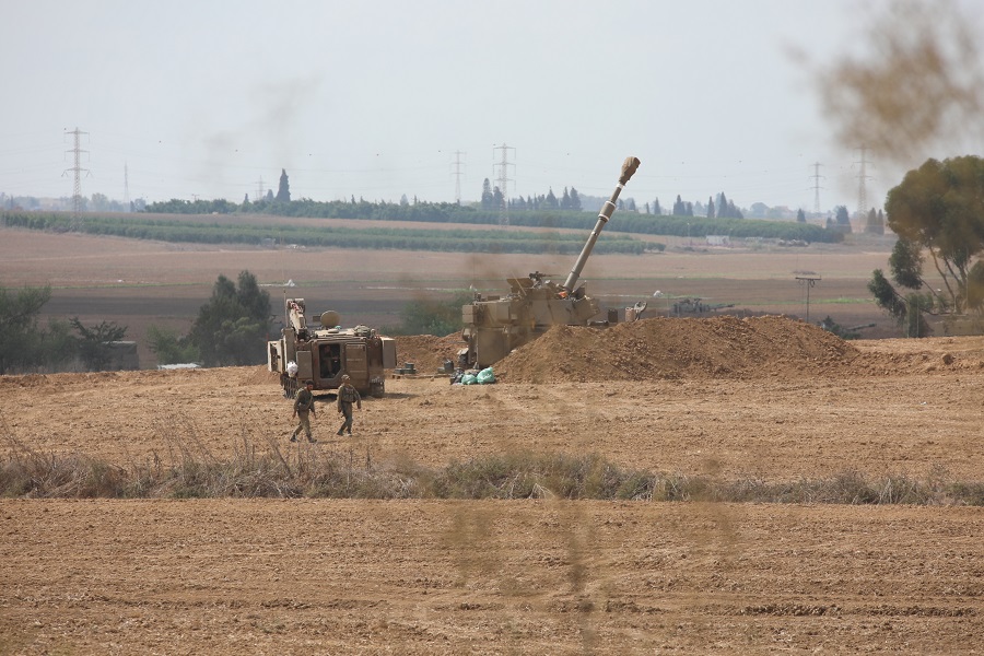 Israeli Army continues the deployment of armored vehicles and artillery to the Gaza border