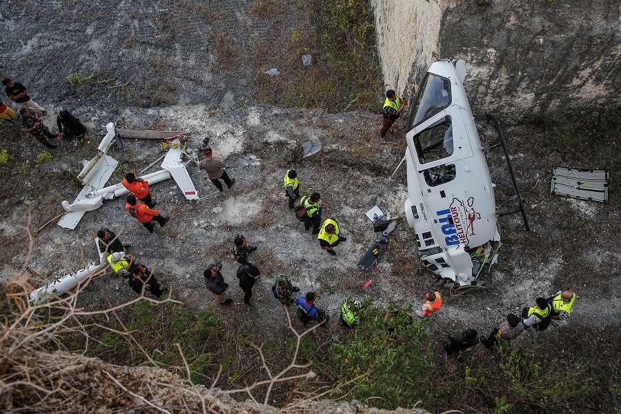 Helicopter crashes into rocks in Bali