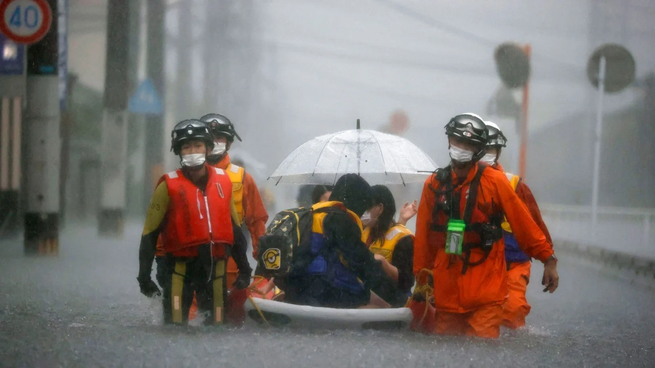 210813235457-01-japan-flood-evacuation-0814_sd