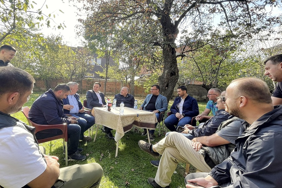 Lumir Abdixhiku viziton në shtëpi Gazmend Muhaxherin pas sulmit