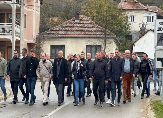 Me thirrjet “Kthema adresën”, shqiptarët e Luginës së Preshevës kanë protestuar sot para stacionit policor në Medvegjë, për herë të tretë brenda pak muajve kundër veprimeve diskriminuese të Serbisë.