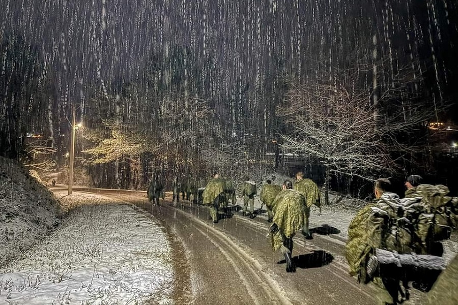 Në kushte të rënda atmosferike, kadetët e FSK-së përfundojnë marshimin 12.8 kilometërsh