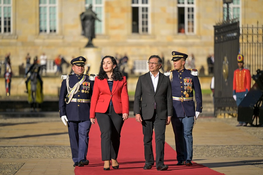 Osmani pritet me nderime të larta ushtarake në Pallatin Presidencial në Kolumbi