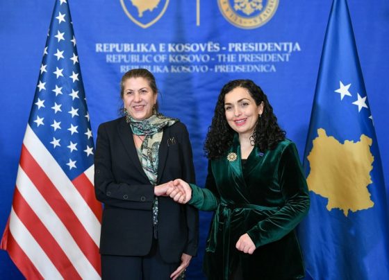 Erin McKee, ndihmës administratore në USAID dhe Vjosa Osmani, presidente e Kosovë