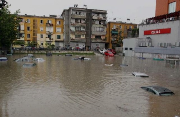 Nesër priten reshje intensive shiu dhe përmbytje në Shqipëri