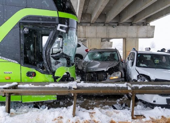 Përplasje e pesë makinave me një autobus në Kroaci