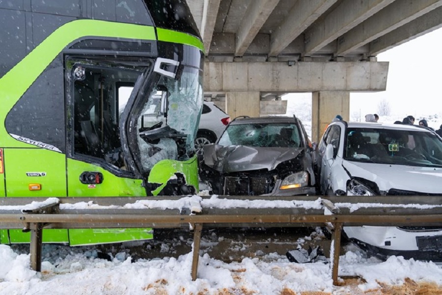 Përplasje e pesë makinave me një autobus në Kroaci