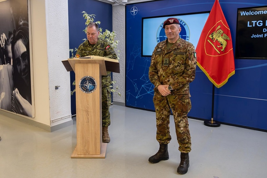 Zyrtari i lartë ushtarak i NATO-s vizitoi Bondsteel, takohet edhe me kreun e FSK-së