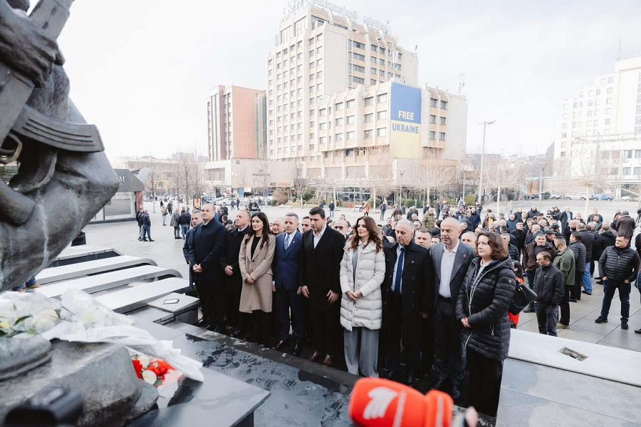 Bekim Haxhiu nderon heronjtë Pajaziti, Zejnullahu dhe Hoxha