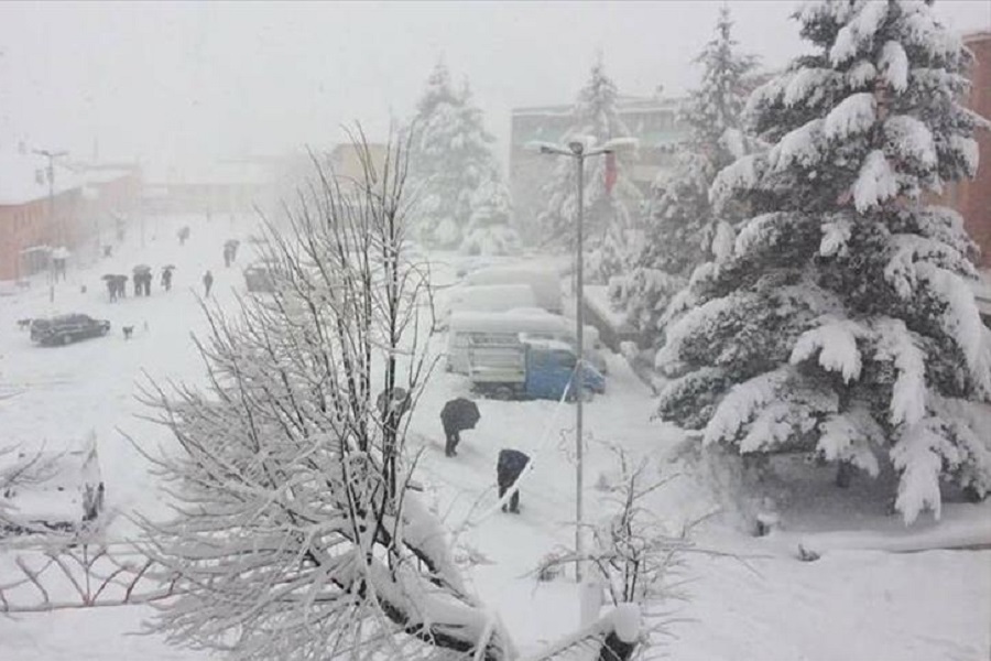 Moti i keq në Shqipëri, pezullohet mësimi në dhjetëra shkolla