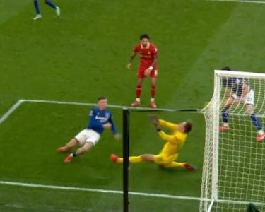 Liverpool shënon fitore në një ndeshje fantastike, Arsenal mbetet në hap