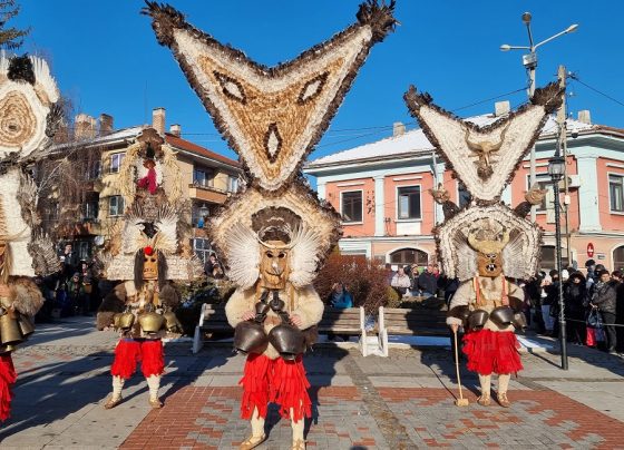 Mbahet festivali i maskaradës së Surova të Bullgarisë