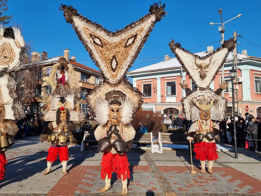 Mbahet festivali i maskaradës së Surova të Bullgarisë