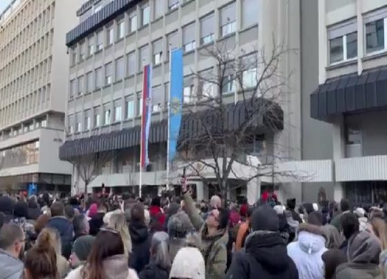 Protesta në Novi Sad, studentë dhe qytetarë mbërrijnë para ndërtesës së BIA-s