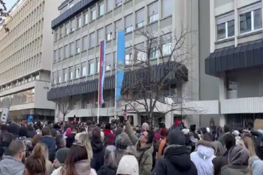 Protesta në Novi Sad, studentë dhe qytetarë mbërrijnë para ndërtesës së BIA-s