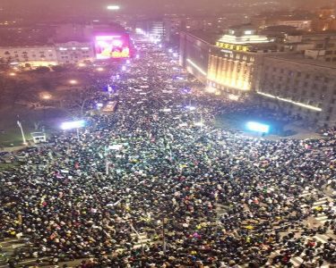 Sandviç me qirinj, shpërthen protesta para televizionit të Vuçiq në Beograd