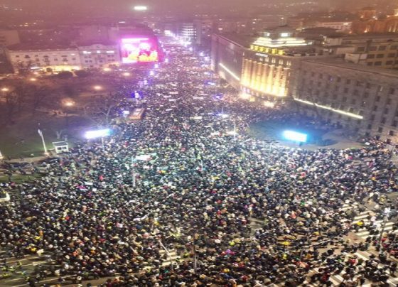 Sandviç me qirinj, shpërthen protesta para televizionit të Vuçiq në Beograd