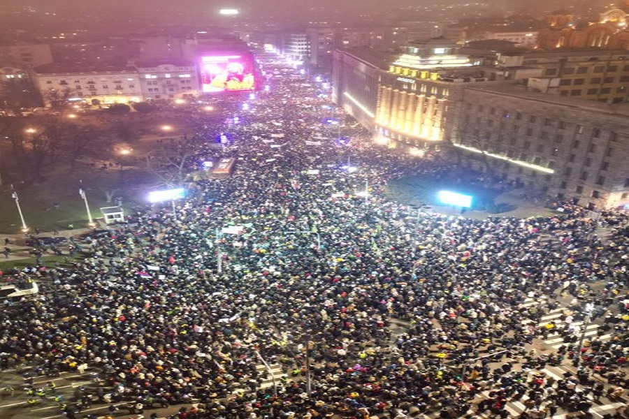 Sandviç me qirinj, shpërthen protesta para televizionit të Vuçiq në Beograd