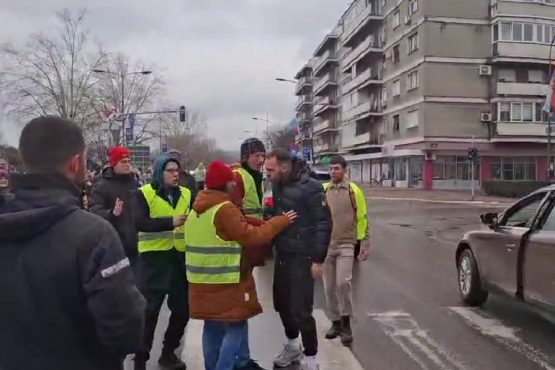 Tenton të shkelë protestuesit me veturë në Serbi