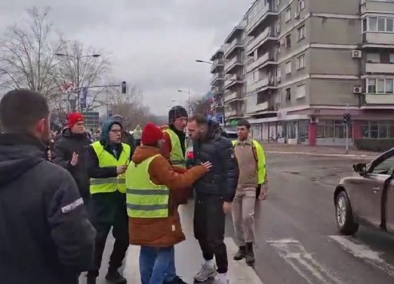 Tenton të shkelë protestuesit me veturë në Serbi