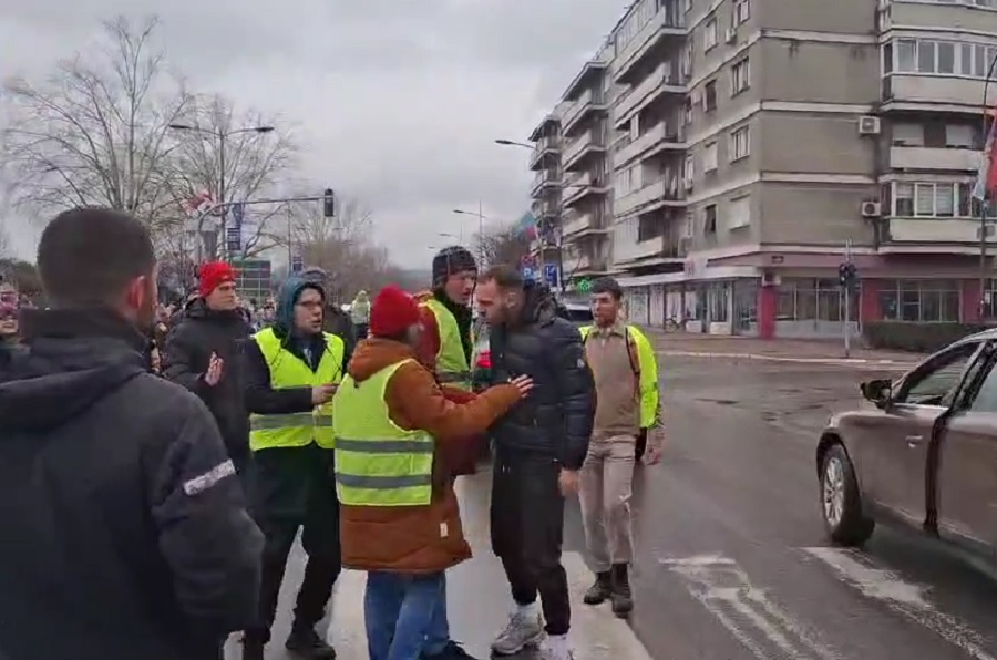 Tenton të shkelë protestuesit me veturë në Serbi