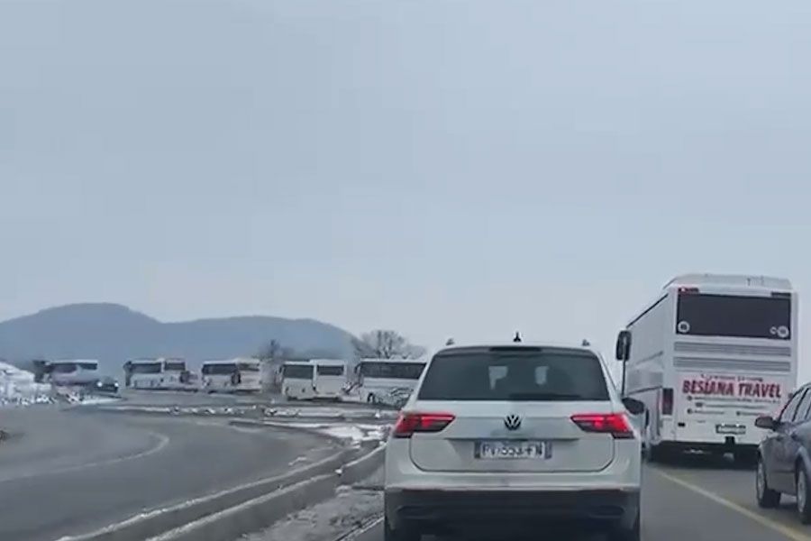 Pronarët e autobusëve në grevë në linjën Podujevë-Prishtinë, udhëtarët mbesin në rrugë