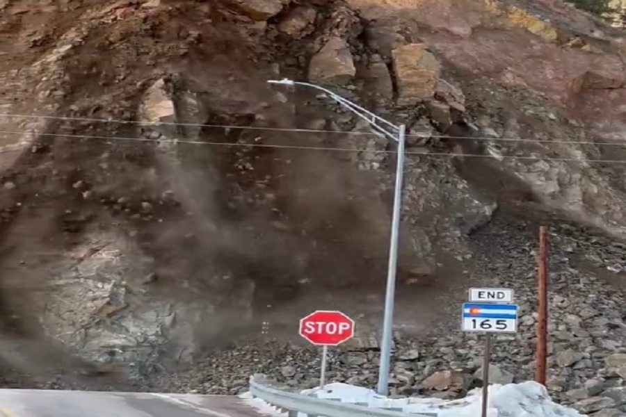 Momenti kur rrëshqasin shkëmbinjtë mbi autostradë në Kolorado