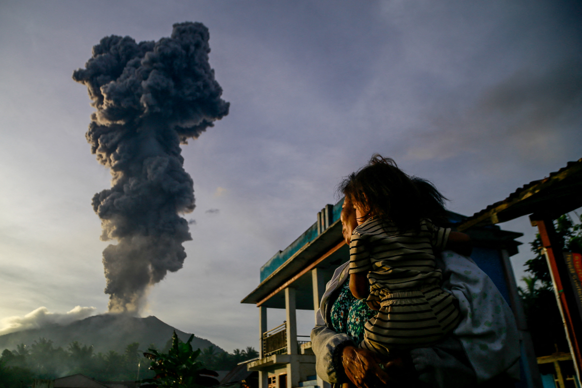 Vullkani shpërthen në Indonezi, njerëzit refuzojnë të evakuohen