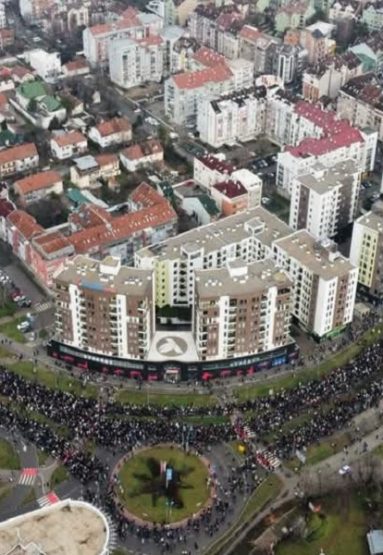 Protestat në Serbi, serbët mbështesin studentët duke përplasur tenxheret