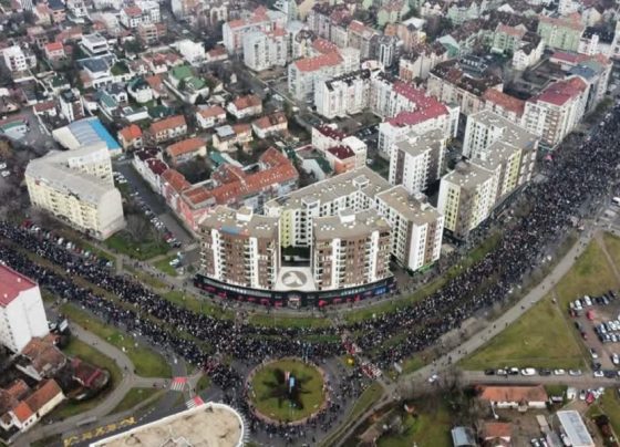 Protestat në Serbi, serbët mbështesin studentët duke përplasur tenxheret