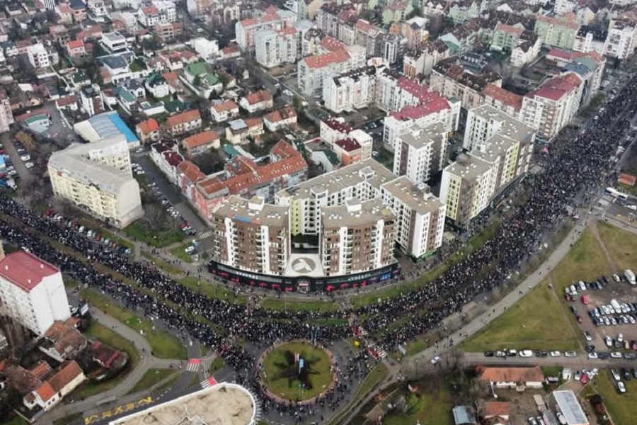 Protestat në Serbi, serbët mbështesin studentët duke përplasur tenxheret