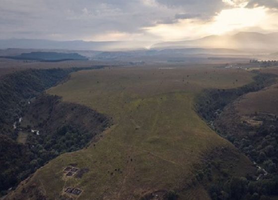 Dronët zbuluan fortesën e fshehur 3000-vjeçare në male