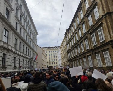 Diaspora serbe mbështet studentët, protestohet në shumë qytete të Evropës