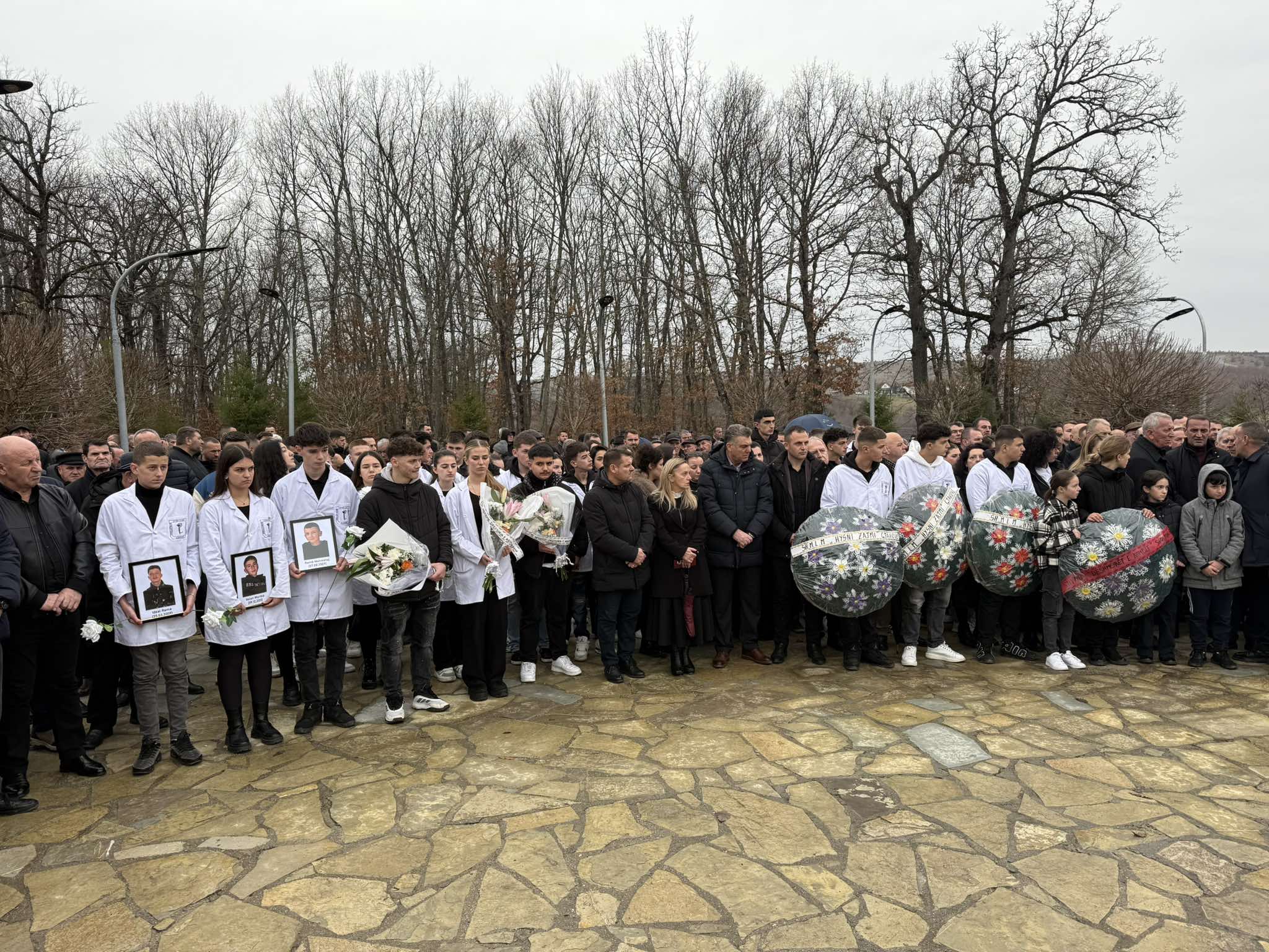 Mijëra qytetarë po marrin pjesë në ceremoninë e varrimit të tre të rinjve në Jabllanicë