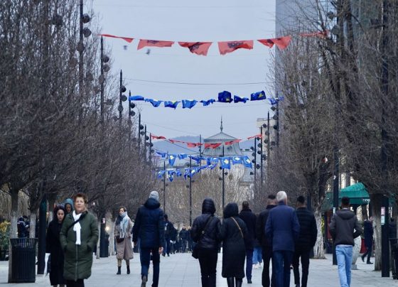 Festa për Ditën e Pavarësisë, në sheshe valojnë flamujt e Kosovës e Shqipërisë