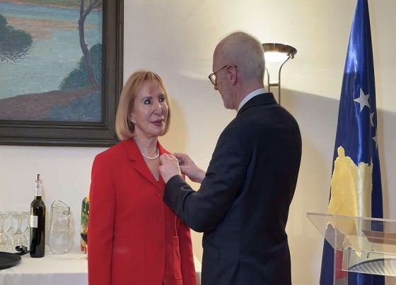 Ish-prokurorja Drita Hajdari nderohet me medaljen e Kalorësit të Urdhrit Kombëtar të Meritës