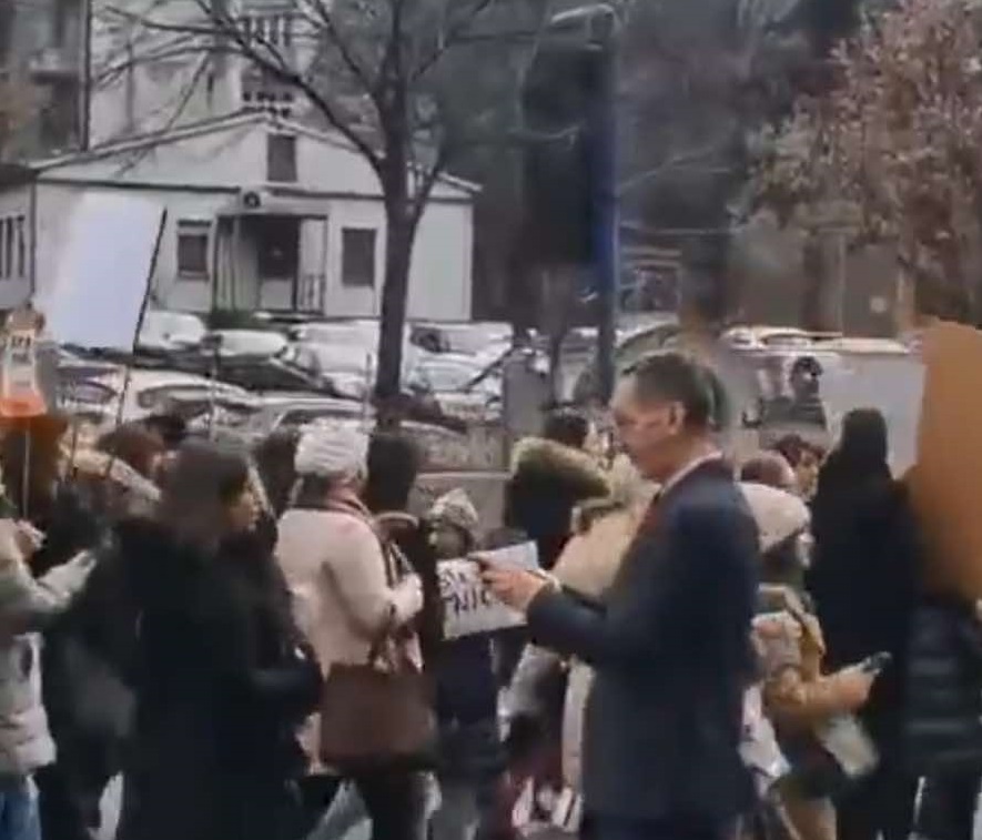 Eduard Joseph në mbështetje të protestuesve në Serbi, bën ‘selfie’ me ta