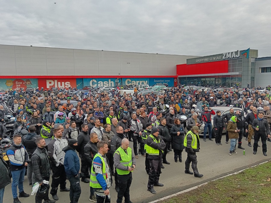 Bllokadë në Novi Sad: Qytetarët pushtojnë urat, studentët mbërrijnë me kolona