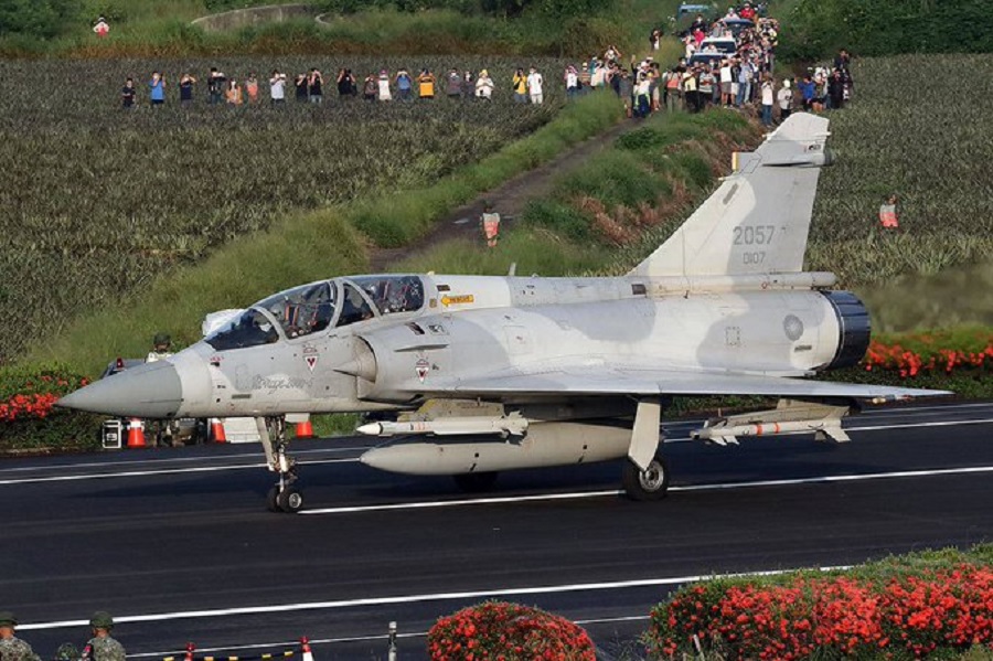 Ukraina merr avionët luftarakë francezë dhe holandezë