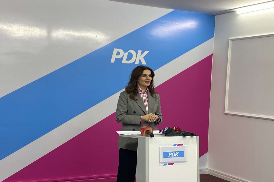 Sekretarja e PDK-së Vlora Çitaku mban konferencë për media