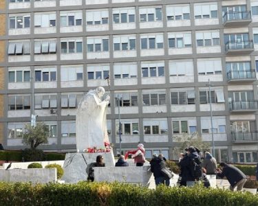 Vatikan: Papa ndihet pak më mirë, nuk ka më temperaturë