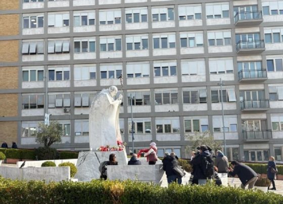 Vatikan: Papa ndihet pak më mirë, nuk ka më temperaturë