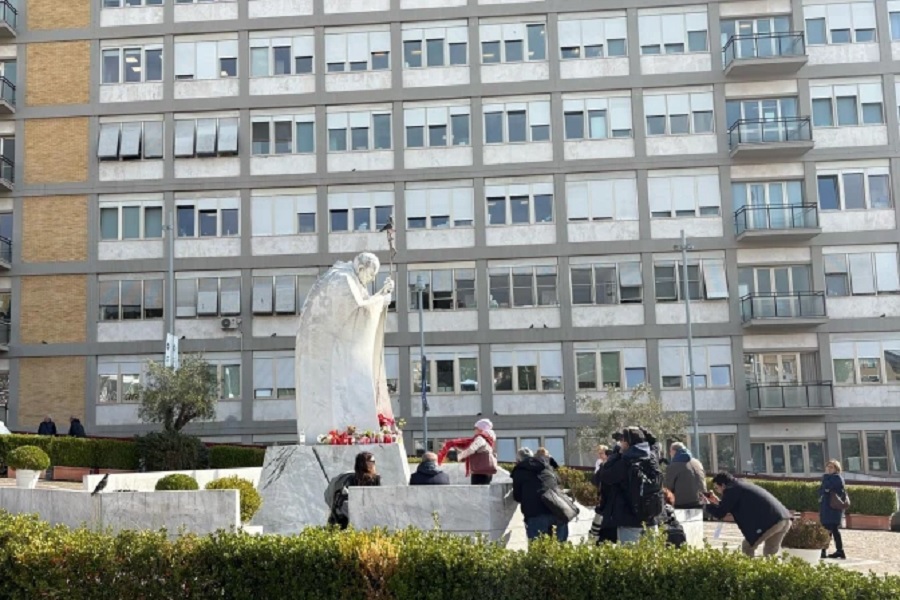 Vatikan: Papa ndihet pak më mirë, nuk ka më temperaturë