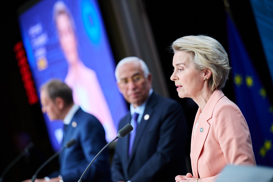 Participation de Ursula von der Leyen, prsidente de la Commission europenne,  la retraite informelle des dirigeants de l'UE sur la dfense	35mm}