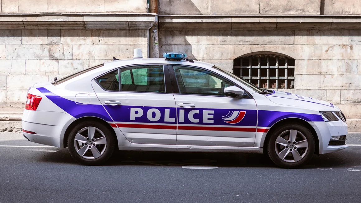 Gjuhet foshnja nga dritarja e hotelit në Paris, arrestohet nëna adoleshente