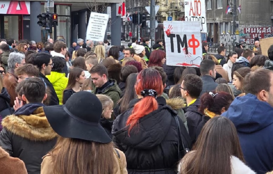 Protestat në Serbi, studentët marshojnë drejt Kragujevcit